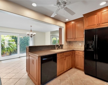 512 Amber Drive - Photo Thumbnail 10