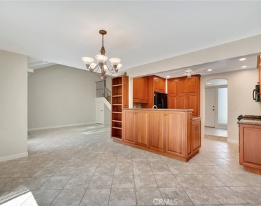 512 Amber Drive - Photo Thumbnail 4