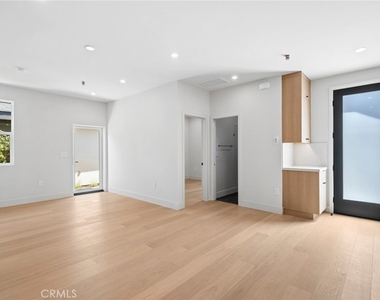 314 E 16th - Photo Thumbnail 4