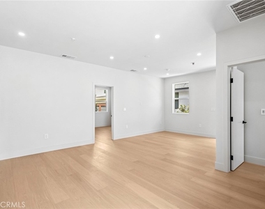 314 E 16th - Photo Thumbnail 3