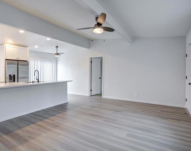 521 W 11th Avenue - Photo Thumbnail 2