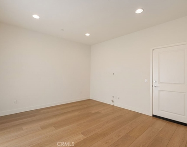 5750 Acacia Lane - Photo Thumbnail 10