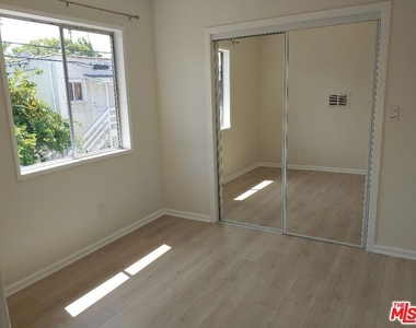 5419 Harold Way - Photo Thumbnail 9