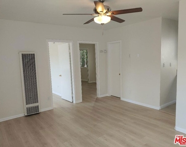 5419 Harold Way - Photo Thumbnail 4