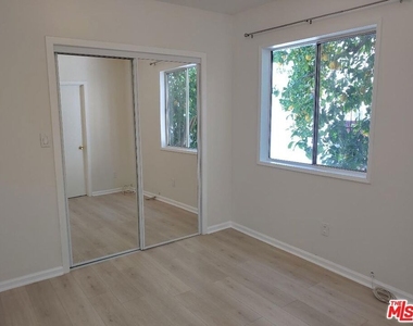 5419 Harold Way - Photo Thumbnail 8