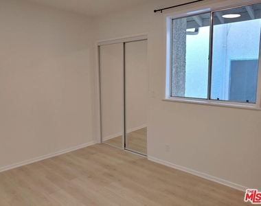 5419 Harold Way - Photo Thumbnail 7