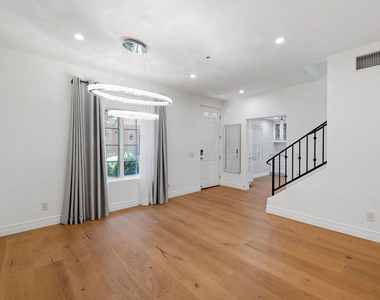 851 N San Vicente Boulevard - Photo Thumbnail 7