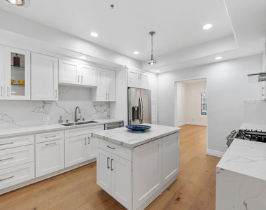 851 N San Vicente Boulevard - Photo Thumbnail 11