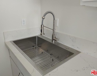 5419 Harold Way - Photo Thumbnail 8