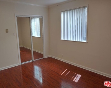 5419 Harold Way - Photo Thumbnail 9