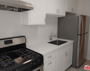 5419 Harold Way - Photo Thumbnail 2