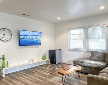 2117 Duane Street - Photo Thumbnail 12