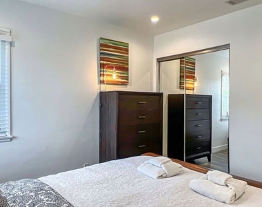 2117 Duane Street - Photo Thumbnail 12
