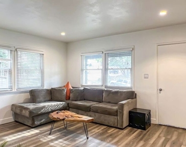 2117 Duane Street - Photo Thumbnail 2