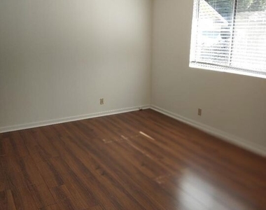 5419 Harold Way - Photo Thumbnail 9