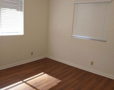 5419 Harold Way - Photo Thumbnail 8