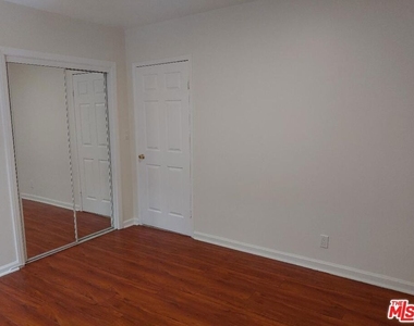 5419 Harold Way - Photo Thumbnail 11