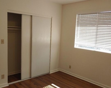 5419 Harold Way - Photo Thumbnail 7