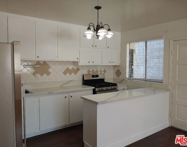 5419 Harold Way - Photo Thumbnail 2