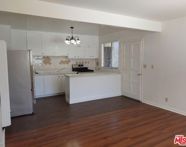 5419 Harold Way - Photo Thumbnail 3