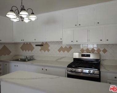 5419 Harold Way - Photo Thumbnail 4