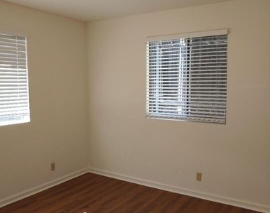 5419 Harold Way - Photo Thumbnail 14