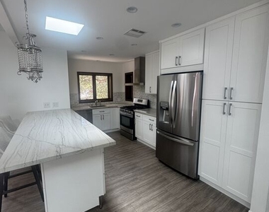 1020 Moraga Drive - Photo Thumbnail 7