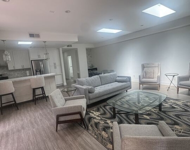 1020 Moraga Drive - Photo Thumbnail 6