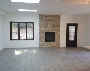 1020 Moraga Drive - Photo Thumbnail 2