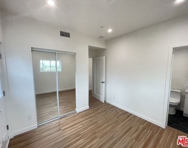 4017 Montclair Street - Photo Thumbnail 7