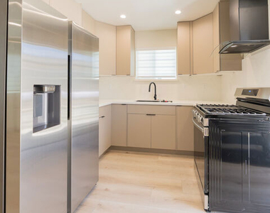 8437 Wakefield Avenue - Photo Thumbnail 7