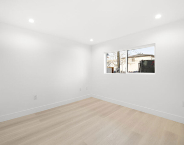 5651 Case Ave - Photo Thumbnail 9