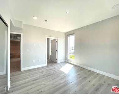 14612 Calvert Street - Photo Thumbnail 12