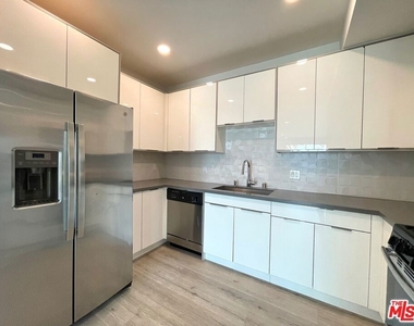14612 Calvert Street - Photo Thumbnail 6