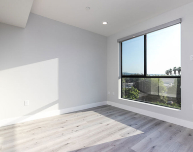 14612 Calvert Street - Photo Thumbnail 15