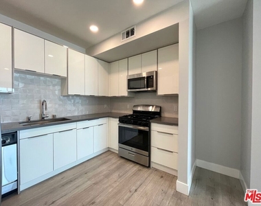 14612 Calvert Street - Photo Thumbnail 7