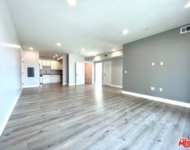 14612 Calvert Street - Photo Thumbnail 3