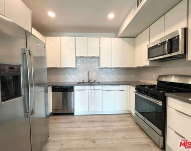 14612 Calvert Street - Photo Thumbnail 5