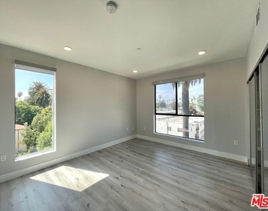 14612 Calvert Street - Photo Thumbnail 11