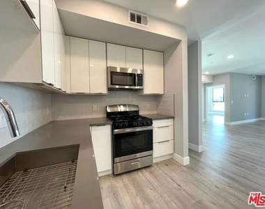 14612 Calvert Street - Photo Thumbnail 8