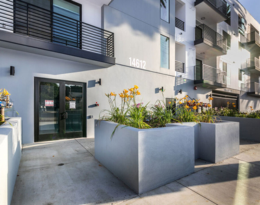 14612 Calvert Street - Photo Thumbnail 19