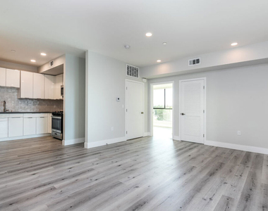 14612 Calvert Street - Photo Thumbnail 4
