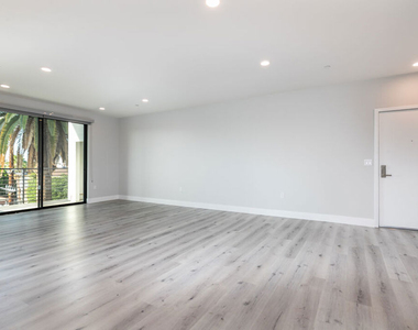 14612 Calvert Street - Photo Thumbnail 1
