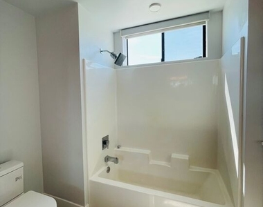 14612 Calvert Street - Photo Thumbnail 14