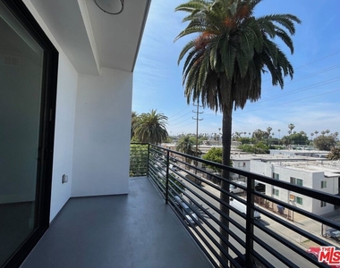 14612 Calvert Street - Photo Thumbnail 2