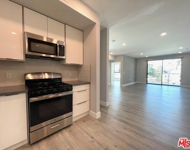 14612 Calvert Street - Photo Thumbnail 9