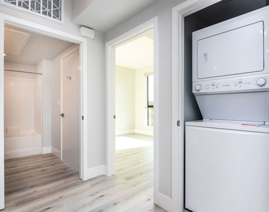 14612 Calvert Street - Photo Thumbnail 10