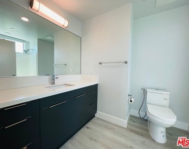 14612 Calvert Street - Photo Thumbnail 13