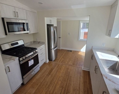 10323 Samoa Avenue - Photo Thumbnail 7