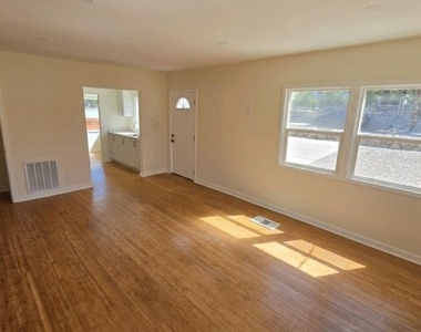 10323 Samoa Avenue - Photo Thumbnail 5